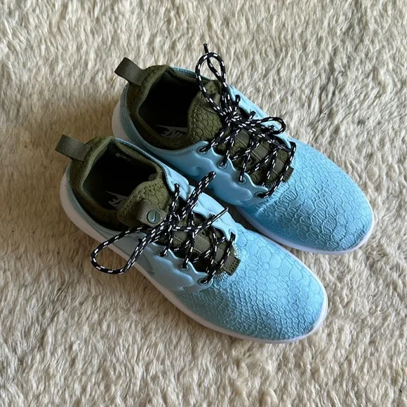 Nike Roshe Two SE Women EUC - Picture 3 of 15